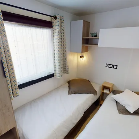 Charmant, Saint-julien-en-born, Piscine Partagee Holiday home *